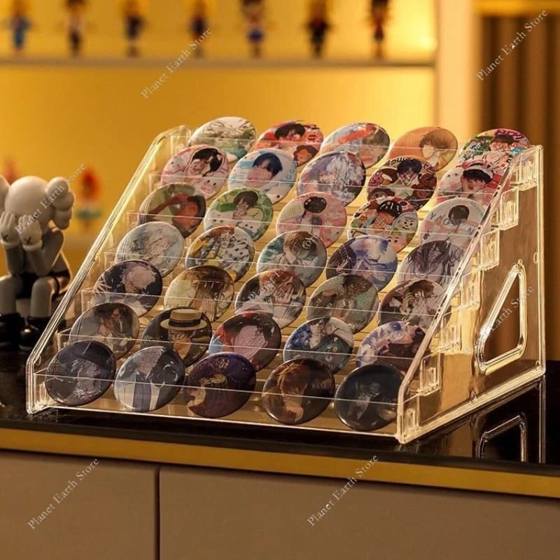Scatola portaoggetti per badge in acrilico Espositore con display a gradini Organizzatore di archiviazione da tavolo per badge da 75 mm Segni e periferiche in piedi