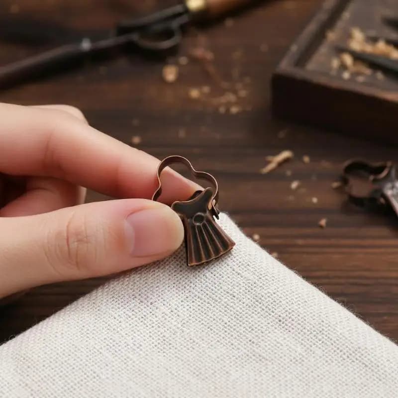 10 Pezzi Mini Ganci in Metallo Multifunzionali per Tende e Luci Decorative, Clip Robuste e Durevoli per Finestre