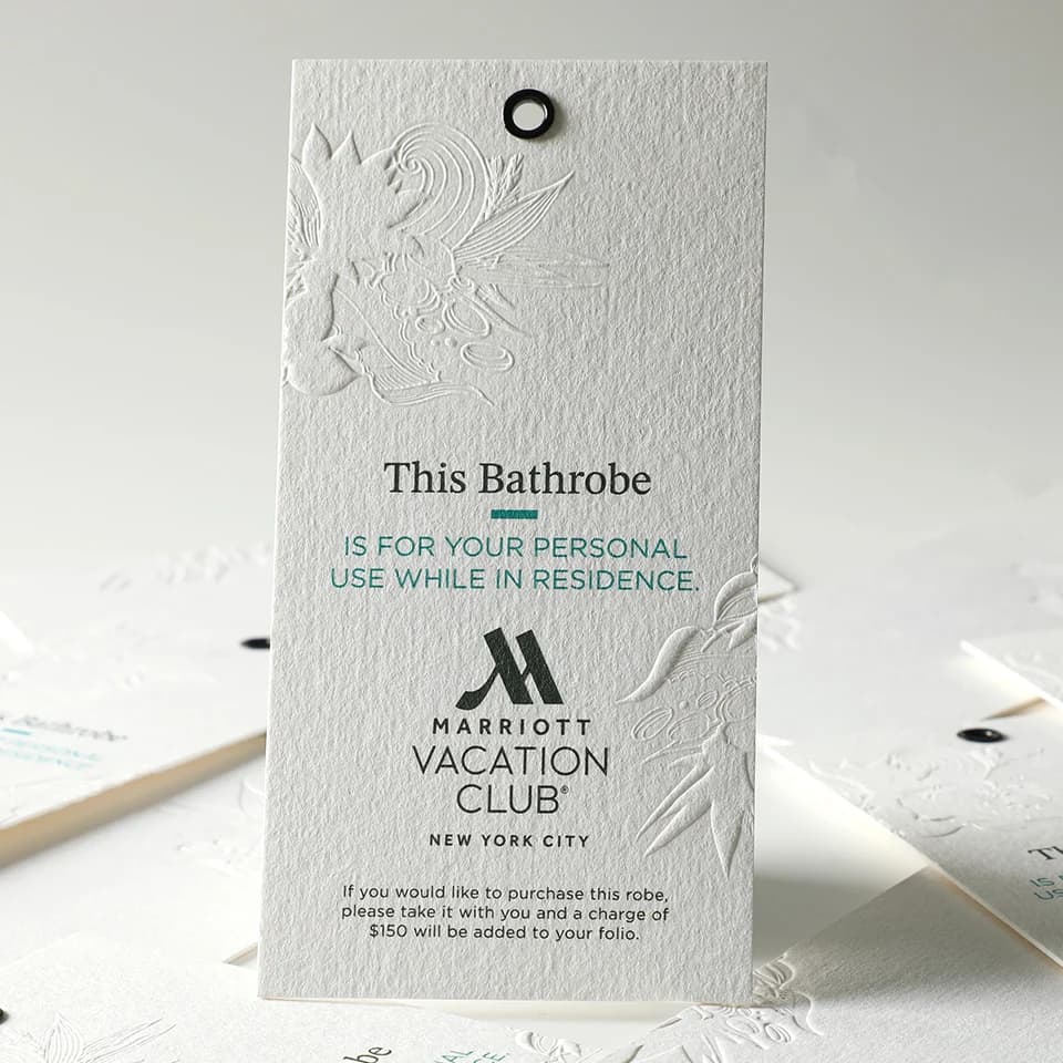 Etichetta da appendere altalena in carta patinata con stampa in rilievo con logo personalizzato del marchio per etichette per indumenti con cordino di cotone