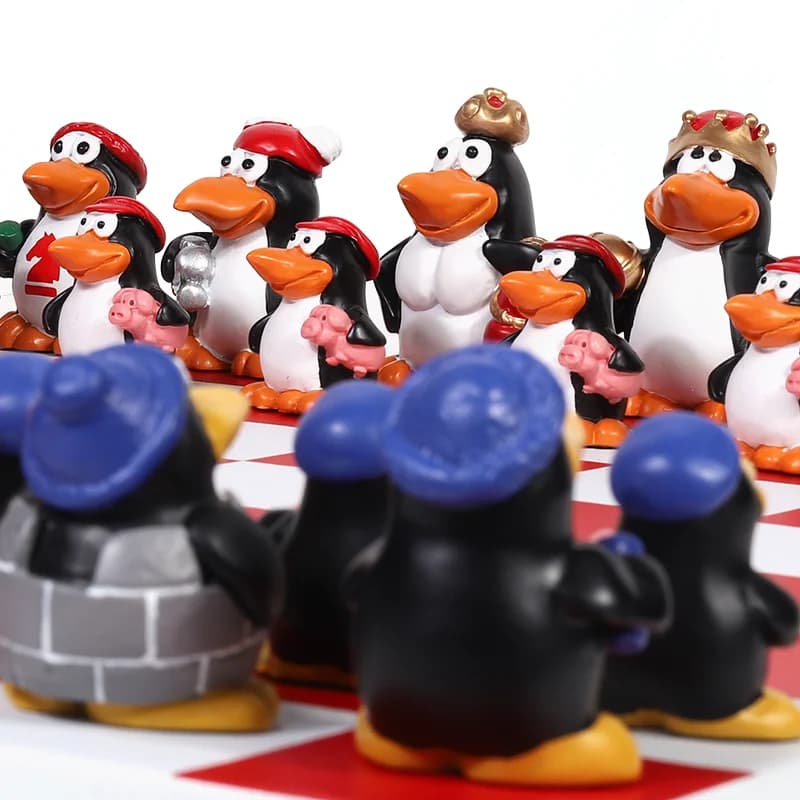 Set di scacchi a forma di pinguino del fumetto Pezzo degli scacchi in resina dipinta a mano king altezza 7 cm scacchiera con superficie in legno PU incorporata 40 cm I188