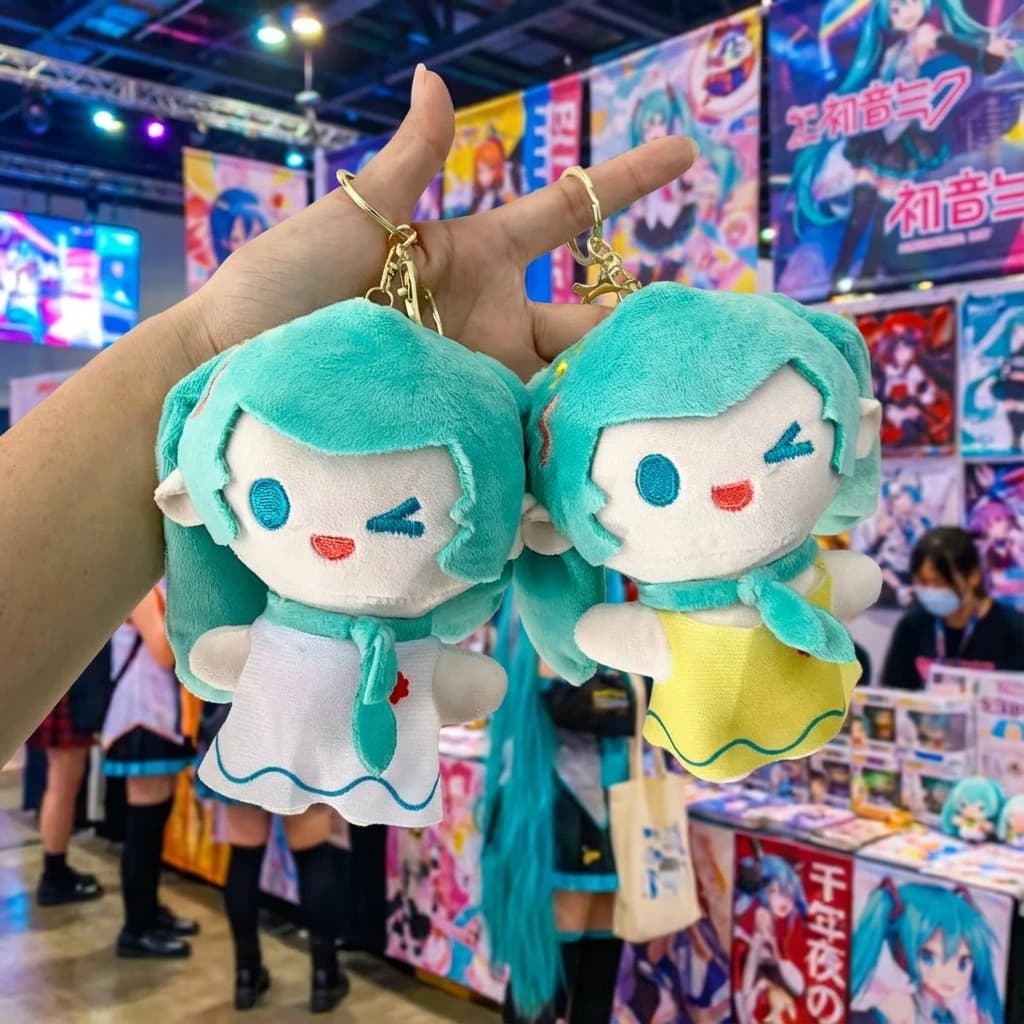 Portachiavi con bambola di peluche di Miku Hatsune, simpatico ciondolo per zaino a tema anime e cartoni animati, morbido giocattolo, ornamento da appendere, adorabile mascotte, regalo per i fan