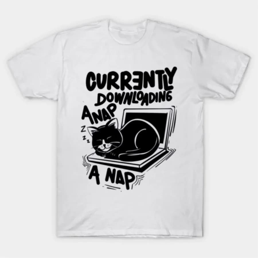 Attualmente in download: T-shirt grafica con gatto nero che si riposa sul laptop, in cotone unisex, casual, a maniche corte