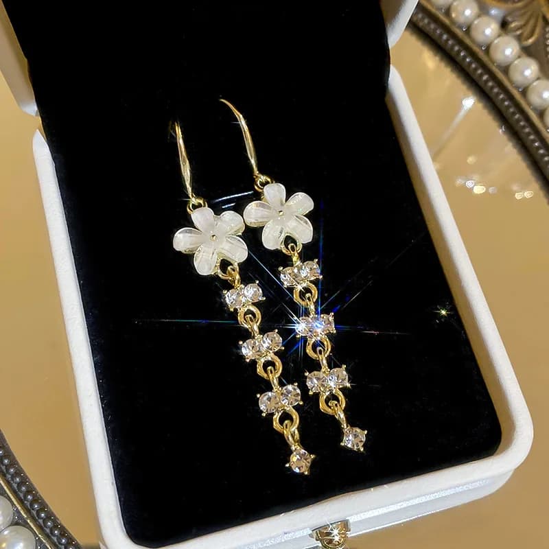 Orecchini con gancio per l'orecchio con frange lunghe di lusso leggero a forma di fiore a cinque petali Orecchini di nicchia con temperamento alla moda e di fascia alta da donna