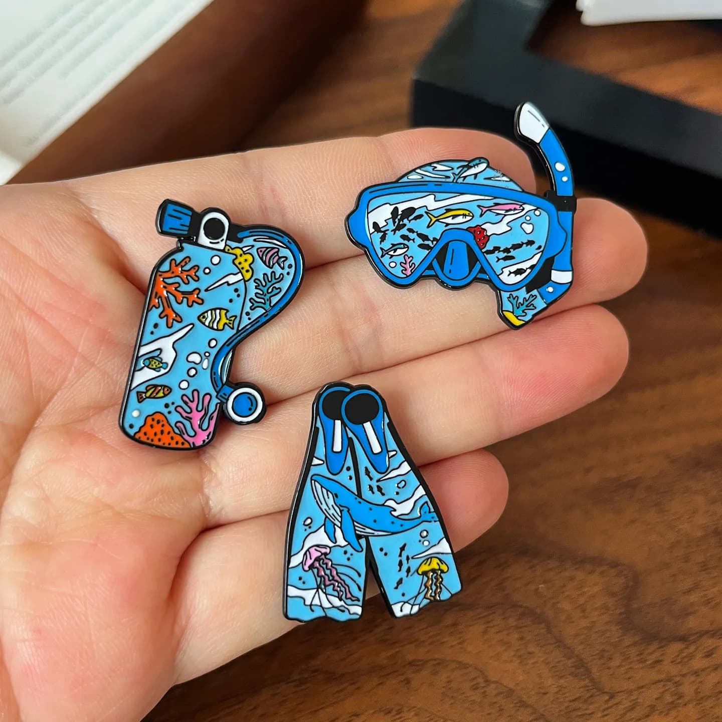 Spille da bavero e spille punk a tema immersione creativo, con design a cartone animato (Bombola di ossigeno, Pinne, Maschera subacquea), gioielli per zaino, regali per amici
