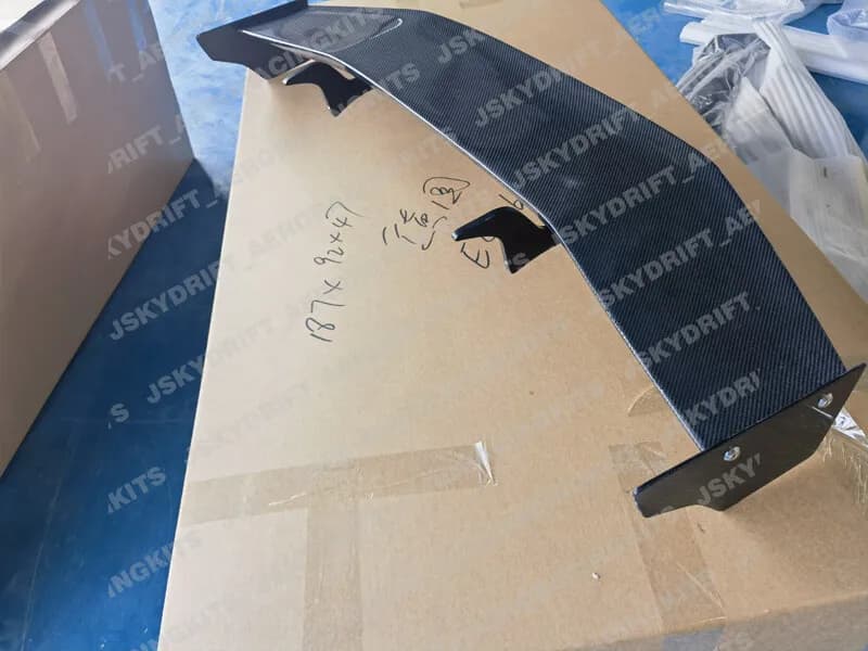 Spoiler Posteriore in Fibra di Carbonio GT per Hiace 200, Alettone e Diffusori per Carrozzeria