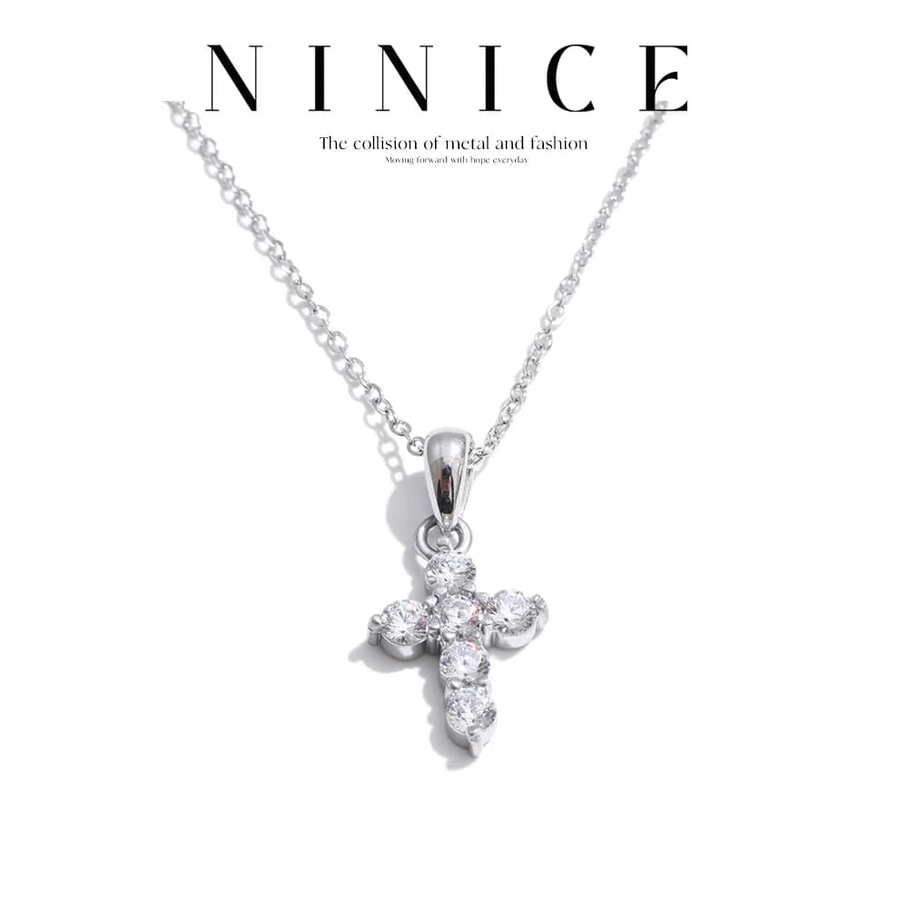 NiNice Collana con Ciondolo a Croce in Acciaio Inossidabile con Zirconia Cubica AAA, Impermeabile, Gioiello Classico ed Elegante, Accessorio Regalo