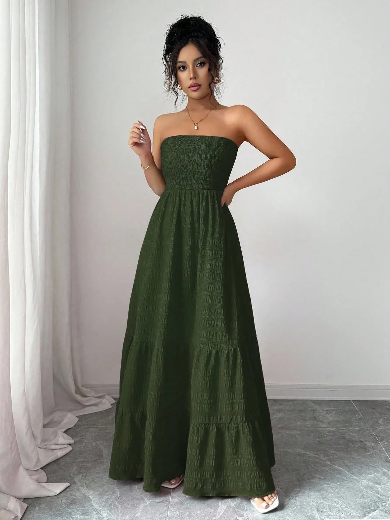 Abito lungo verde oliva senza spalline con busto arricciato e gonna a balze per donna, estivo