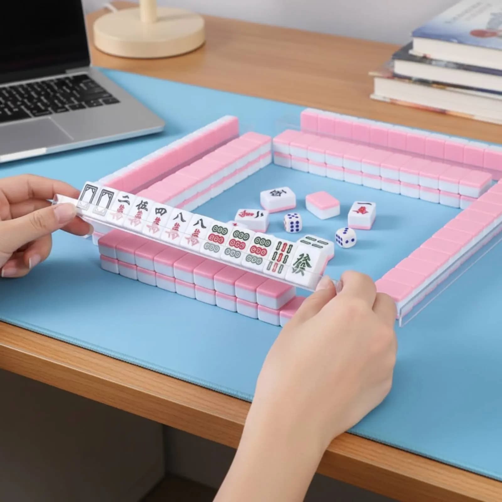 Set di Mahjong Mini da 144 Tessere, Leggero e Portatile, Prodotto per il Tempo Libero con Incisioni Chiare, Gioco Autentico per Studenti