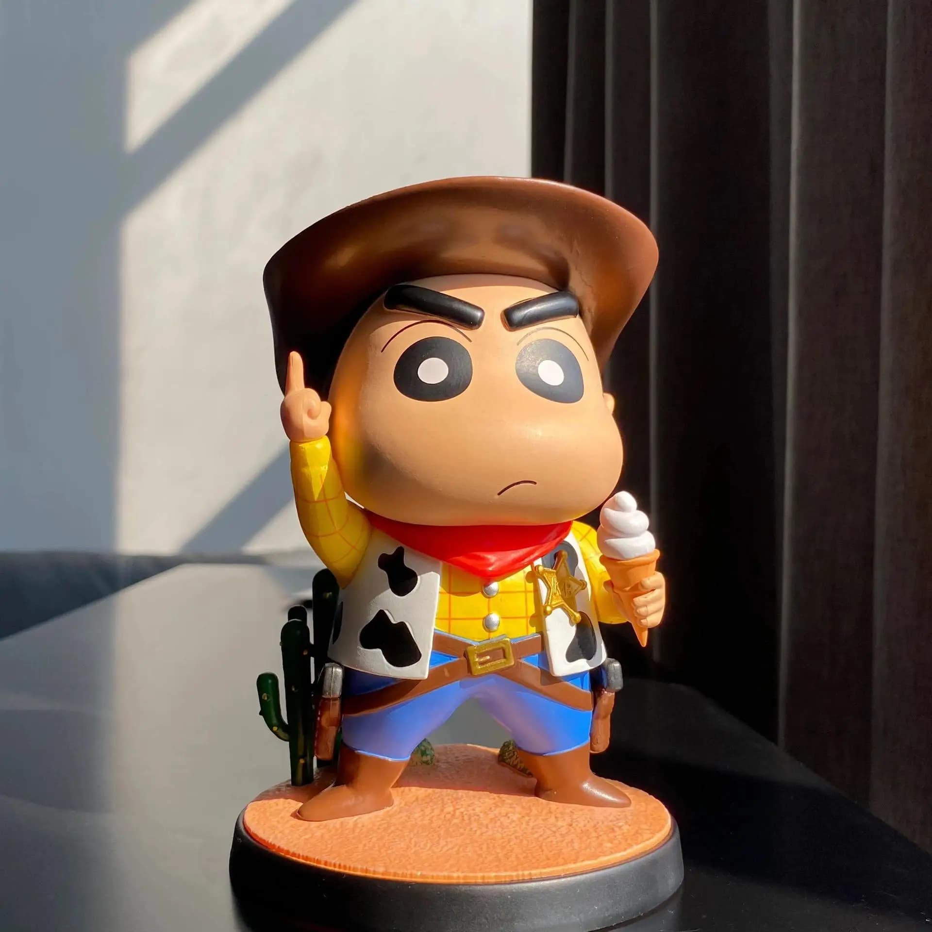 Action Figure Cartoon Crayon Xiaoxin Cos Woody Buzz Lightyear, Giocattoli Trendy, Ornamento per Auto, Decorazione da Scrivania, Statua da Collezione, Regalo