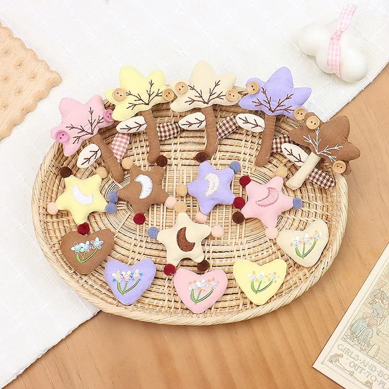 Spilla a forma di cuore con stella Pom Pom Spilla con fiore 3D in tessuto fatto a mano carino per borsa per cappello sciarpa invernale Accessorio di moda in stile coreano