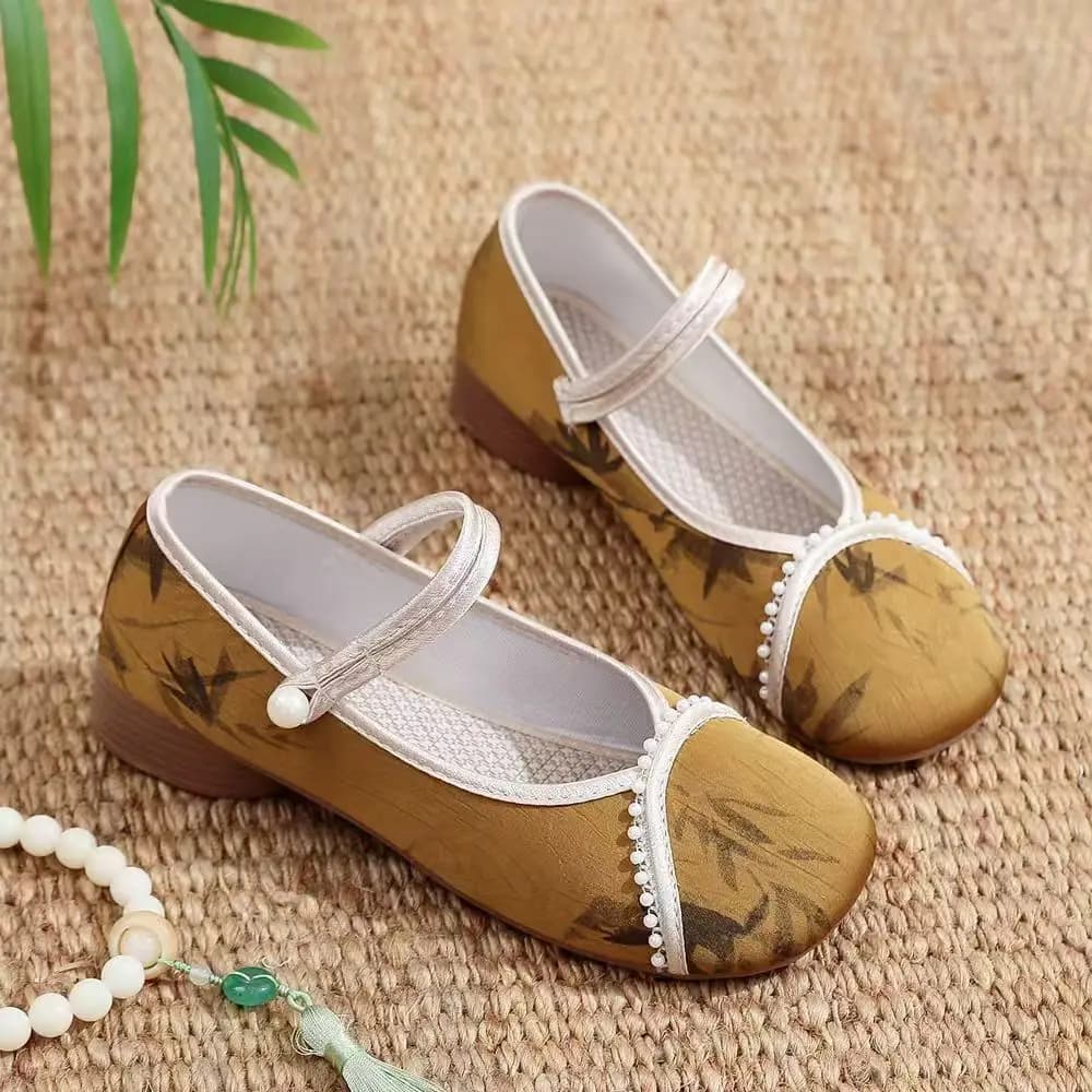 Women's shoes in Chinese style with low heel, in fabric, for Cheongsam, new for spring summer, with buckle and strap, round tip, model Horse Face