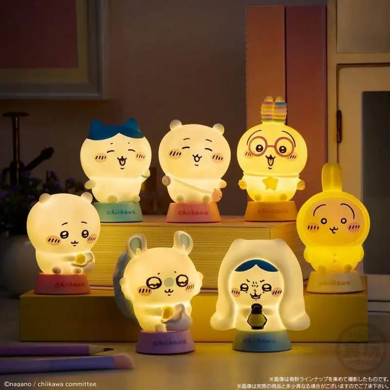 Lampada da Notte Anime Bandai Chiikawa, Figurina Shokugan Usagi Hachiware, Mini Lampada da Scrivania Carina e da Collezione per Appassionati di Anime