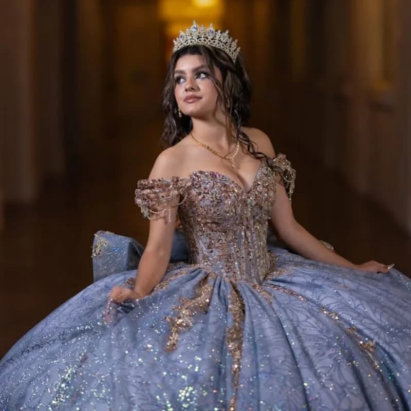 Abito Quinceanera blu ardesia lucido con spalle scoperte decalcomania glitter di cristallo Fiocco Coda lunga abiti da 15 Quinceanera Personalizza