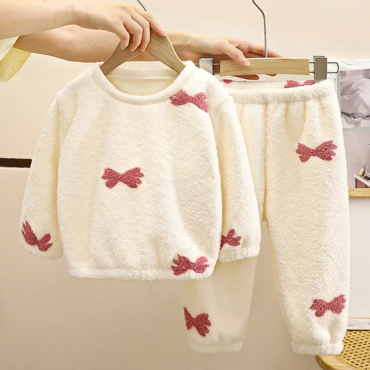 Nuovi bambini Autunno Inverno Addensare Pigiama in pile caldo Simpatico cartone animato Bowknot Set di abbigliamento casual Neonati maschi Pigiama homewear