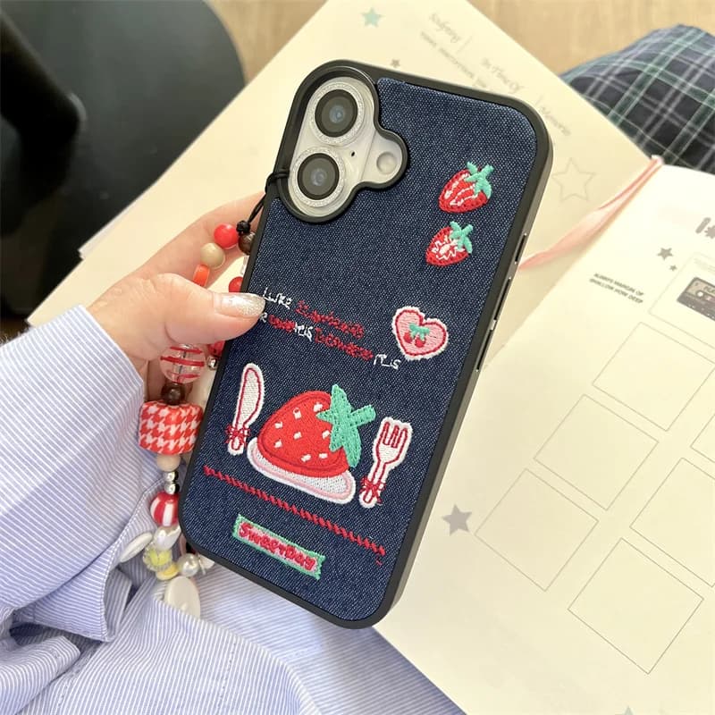 Custodia per telefono in denim fragola con ricamo per iPhone 17 Pro 16 15 14 Pro Max Custodie con catena Cover posteriore carina coreana per 17Pro Capa