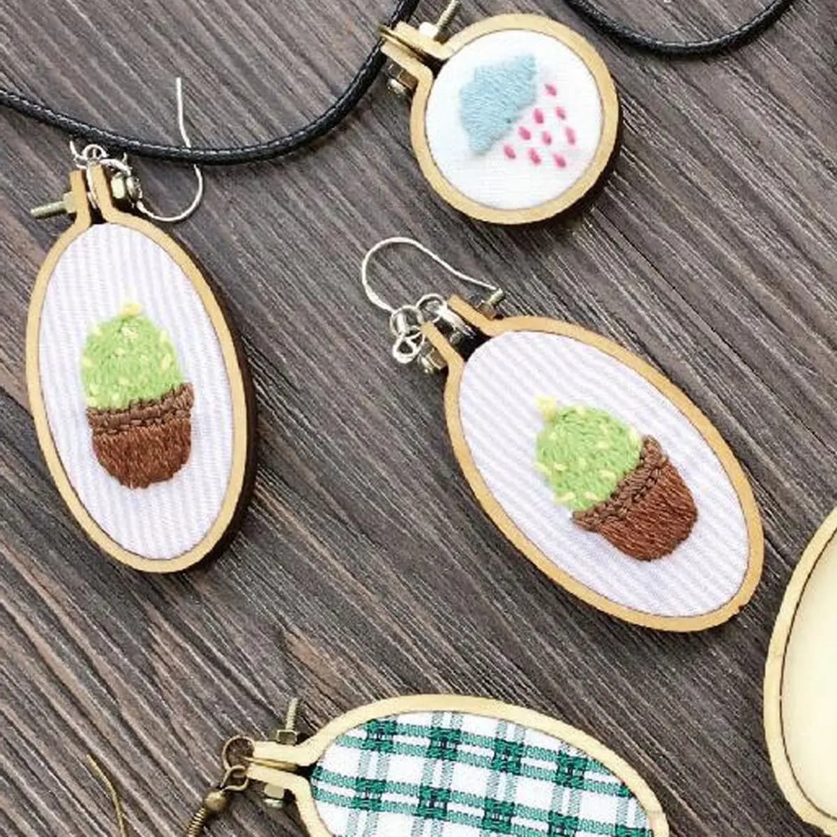 Rabbit Shaped Mini Wooden Embroidery Hoop Cross Stitch Frame DIY Craft Ornament Keepsake Gift Tag Natural Wood Smooth Finish