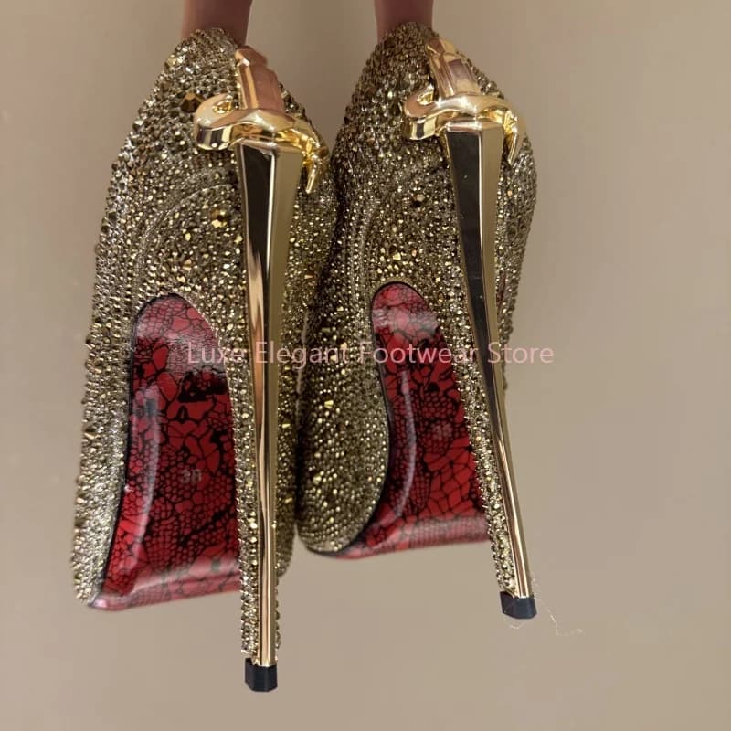 Tacchi alti sottili a punta a forma di spada di cristallo lucido dorato Scarpe da donna sexy con slip superficiale Scarpe da sera per feste di moda di lusso