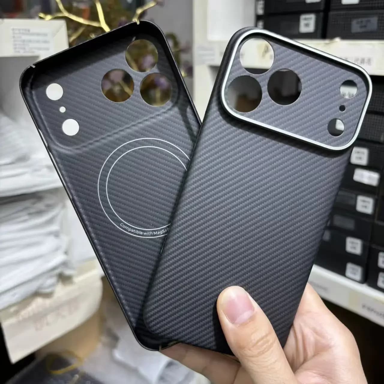 Custodia Magnetica 100% Vera Fibra Aramidica Kevlar per iPhone 17 Pro Max / 17 Pro con MagSafe e Cornice Protettiva in Metallo per Lente Fotocamera