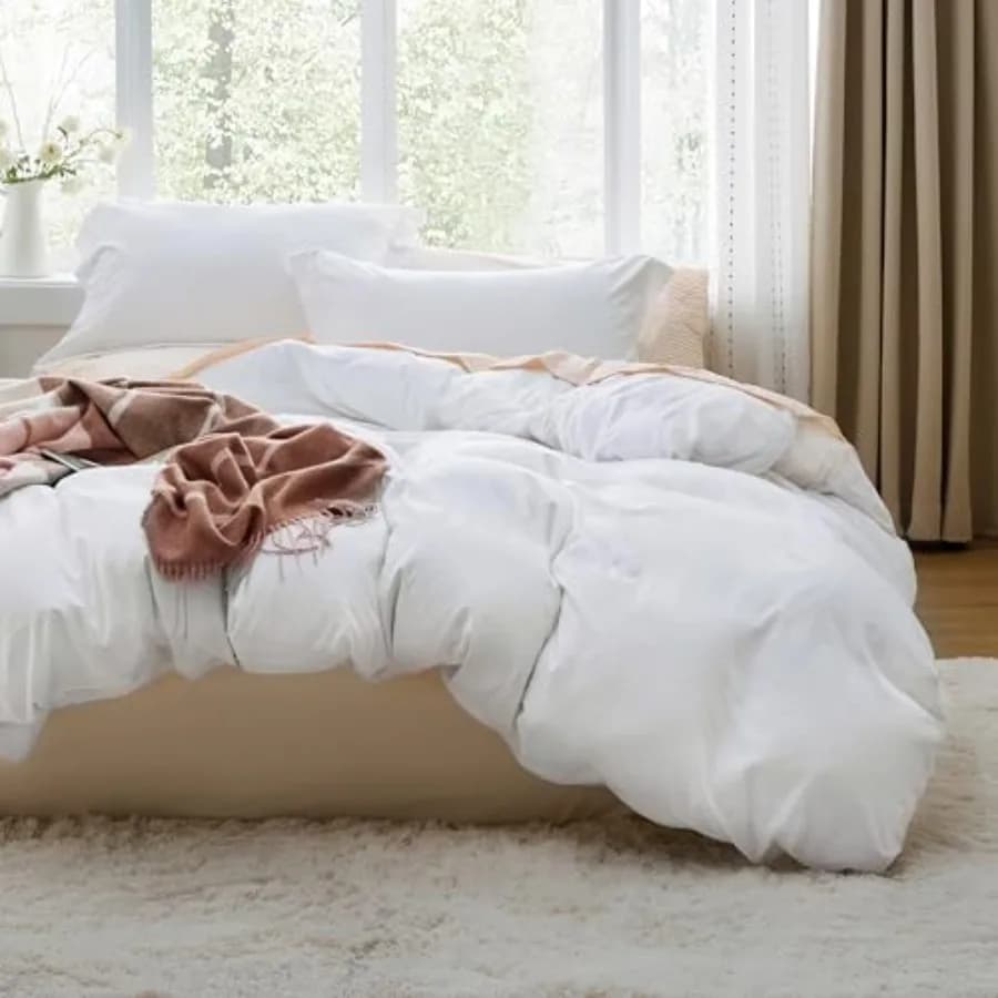 Copripiumino Bianco Misura Queen - Set Biancheria da Letto 3 Pezzi in Poliestere Effetto Cotone Pre-lavato Extra Morbido, Include 1 Copripiumino 90x90 Pollici