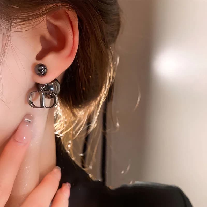 1 Luxury Earrings Paio with Letters and Pearls, Unique and Fashionable Pine Earrings for Girls