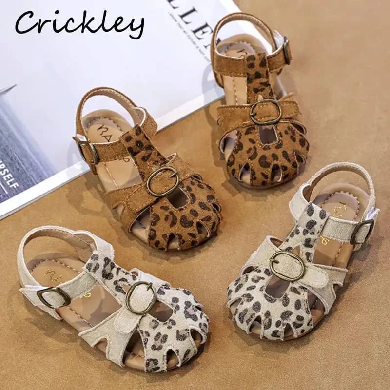 Sandali alla moda per bambini con stampa leopardata, sandali per ragazze con fibbia in pelle PU, sandali estivi con punta chiusa, morbidi e antiscivolo, scarpe da spiaggia per bambini