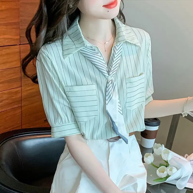 Nuovo Arrivo 2026: Camicia Estiva da Donna a Maniche Corte con Sciarpa a Righe, Design Unico e Distintivo, Colletto Polo, Tasca, Leggera