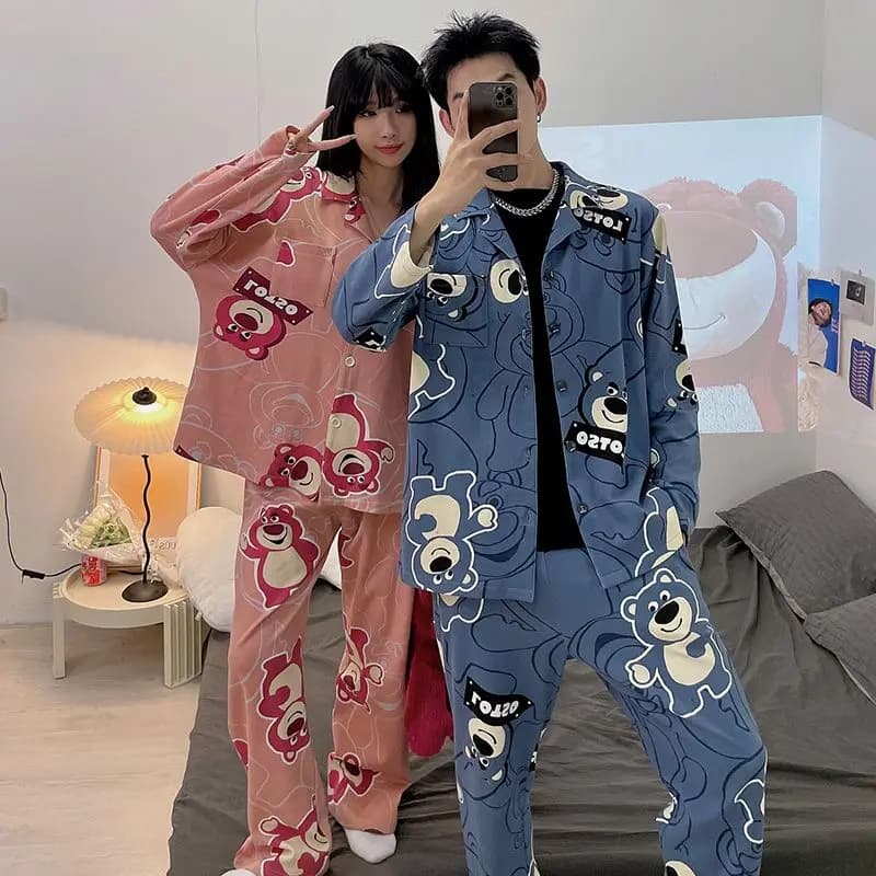 Pigiama in Cotone a Maniche Lunghe con Pantaloni Lunghi, Motivo Lotso Cartoon, per Coppie, Abbigliamento Autunnale e Invernale per Casa