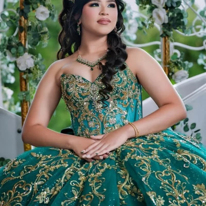 Abito Quinceanera verde scuro lucido Crystal Glitter Decal off-spalla Stratificazione di pizzo Coda lunga Fiocco Abiti da 15 Quinceanera