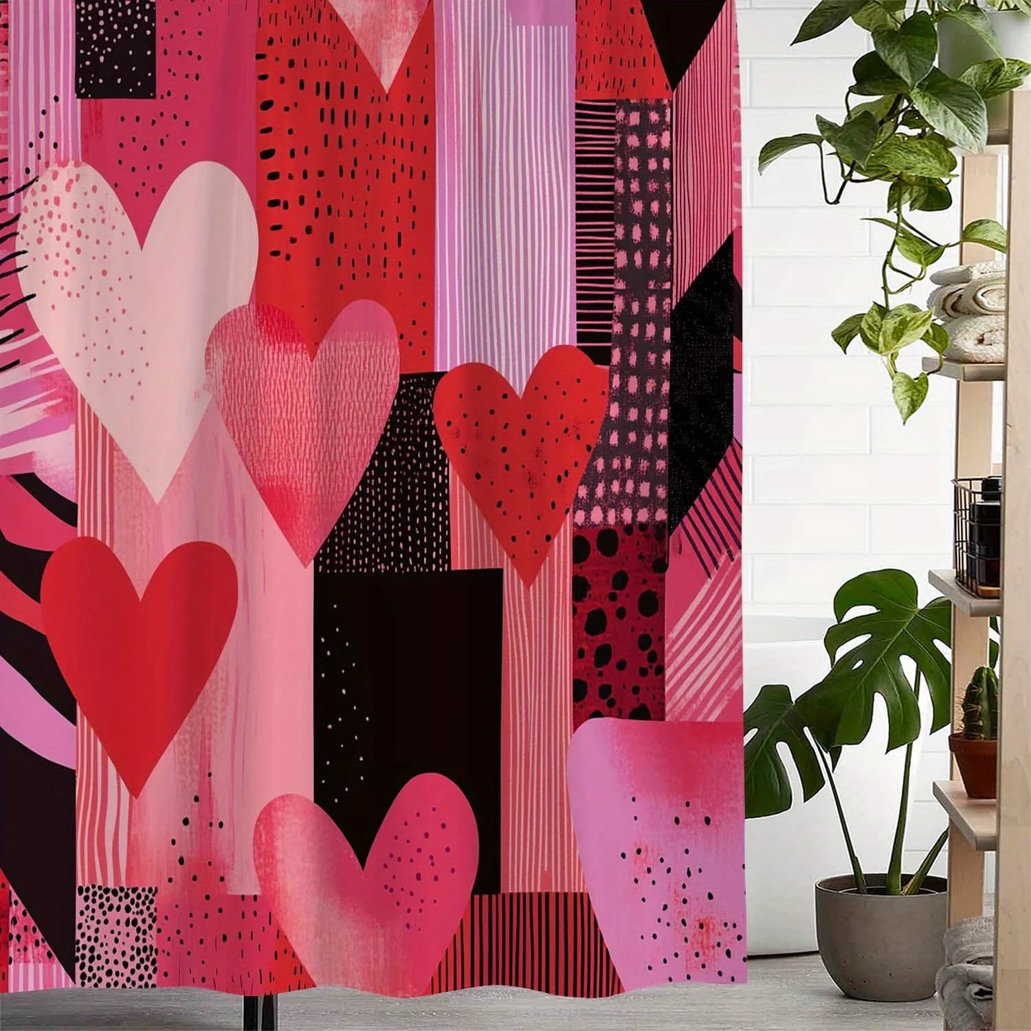 Una romantica tenda da doccia con motivo a cuore per San Valentino e una tenda per finestra con 12 ganci.