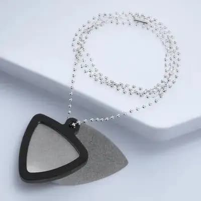 Set di 1 Porta Plettri per Chitarra in Silicone a Forma di Collana per 3 Plettri Triangolari, Organizzatore Portatile a Portachiavi per Plettri in Acciaio Inossidabile