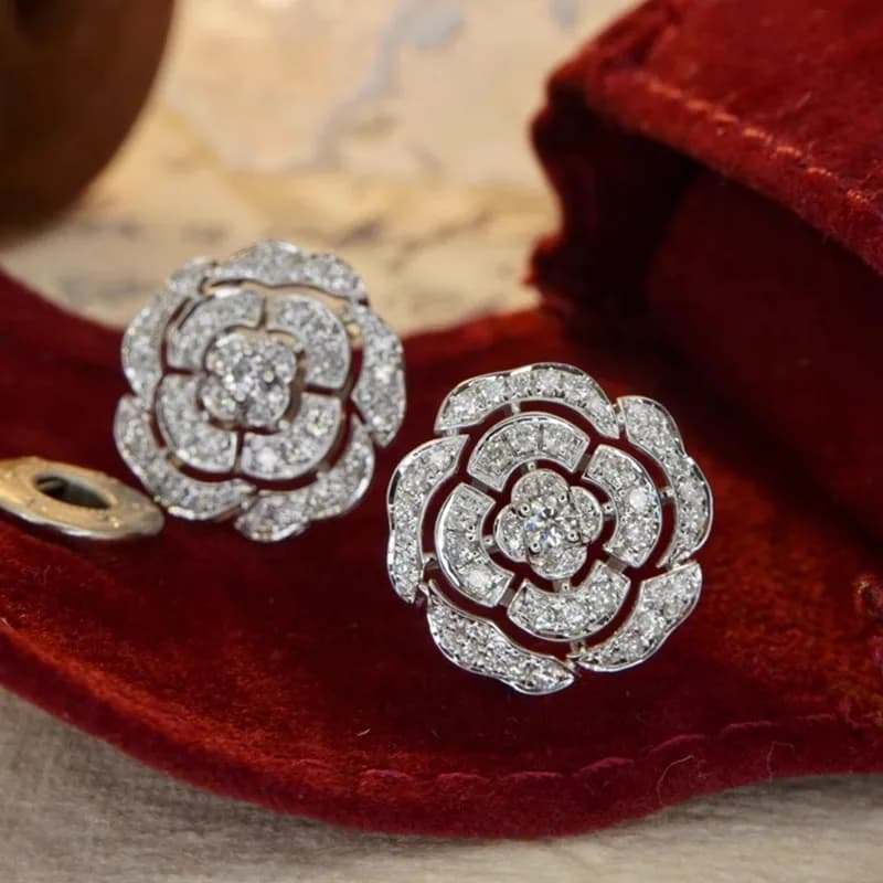 Huitan Graziosi orecchini a bottone con fiori Accessori di fidanzamento da donna con gioielli da sposa estetici color argento con zirconi brillanti