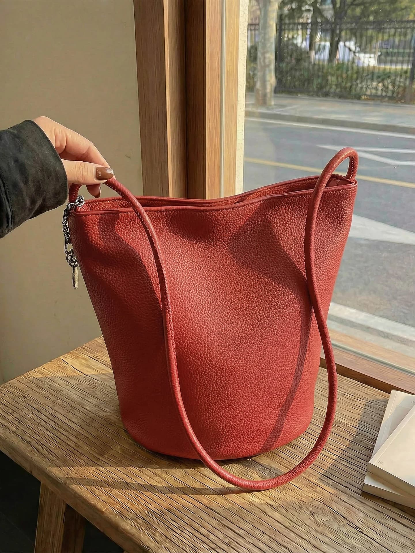 Borsa a secchiello da donna casual alla moda rossa, borsa a tracolla 2026 nuovo stile versatile di alta gamma