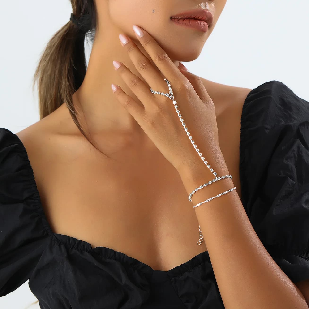 Gioielli transfrontalieri europei e americani, catena per dita con strass di nicchia di lusso leggero, anello alla moda versatile con accessori a braccialetto da dito