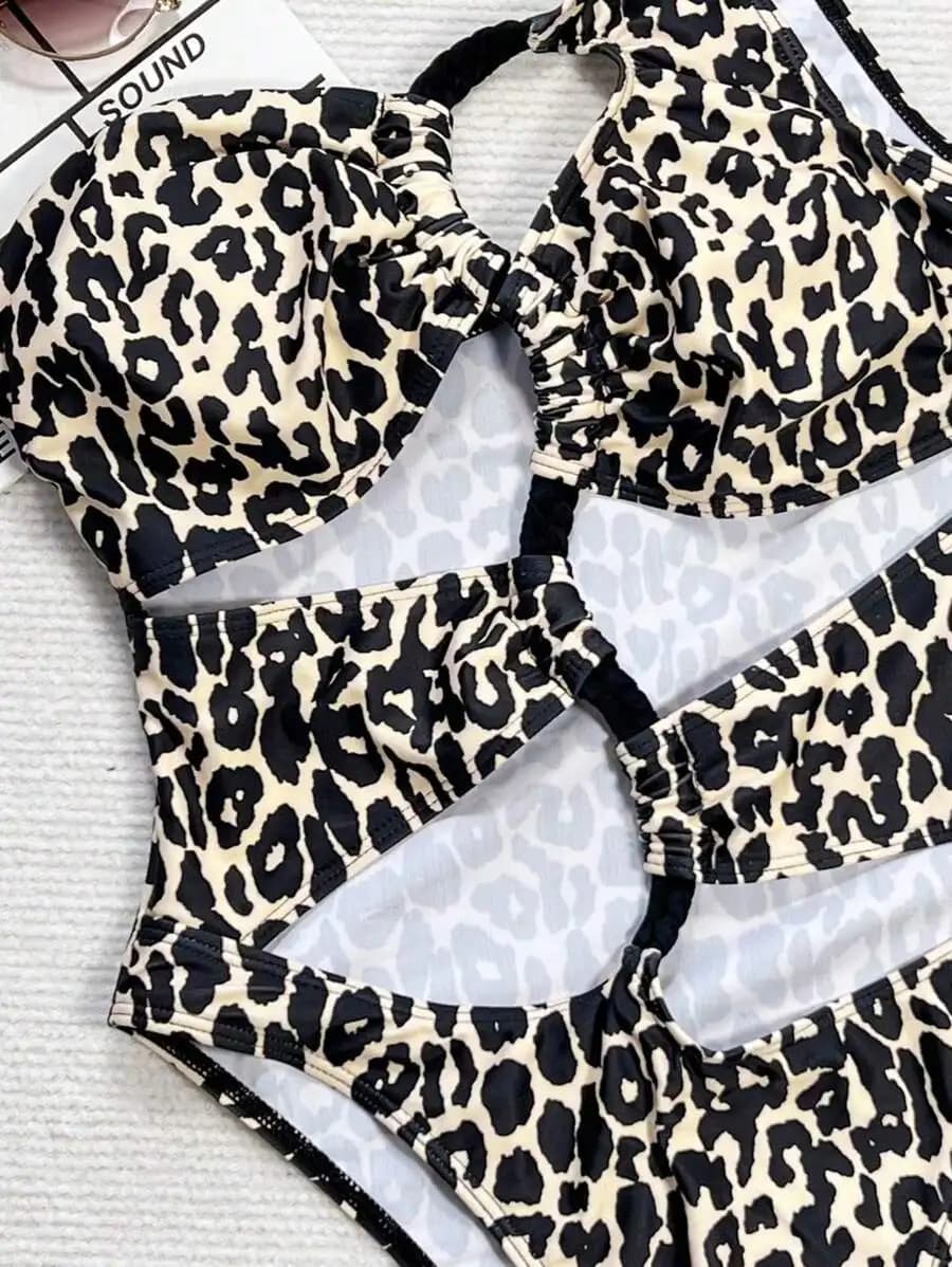 Costume intero da donna con stampa leopardata e cut-out