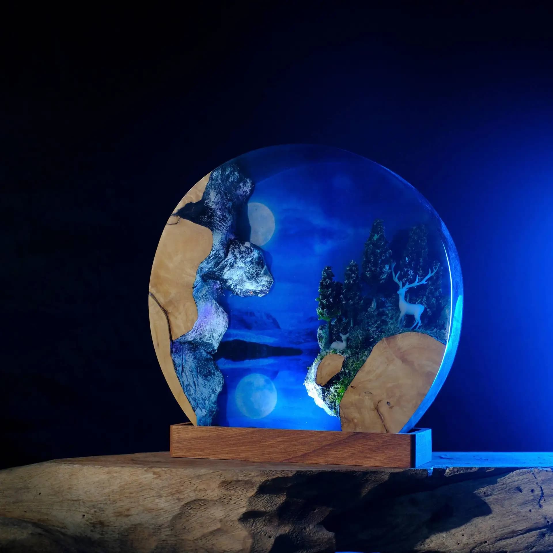 Articoli personalizzati Lampada da tavolo in resina Magic World Fantasy Forest Luce notturna a LED Lampada artistica creativa per la decorazione della stanza Carica USB