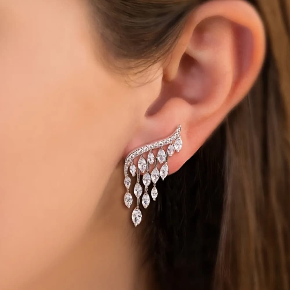 A pair of exquisite, delicate wing-shaped tassel earrings with horse-eye-shaped stones—glamorous and elegant, perfect for women to wear to banquets, parties, weddings, or dates, or as a precious gift.