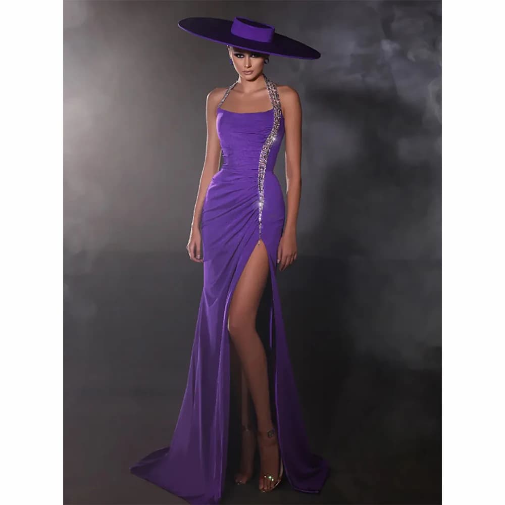 Splendido abito lungo da donna viola con scollo all'americana e spacco laterale con strass e cappello abbinato, ideale per il gala, pezzo di dichiarazione alla moda