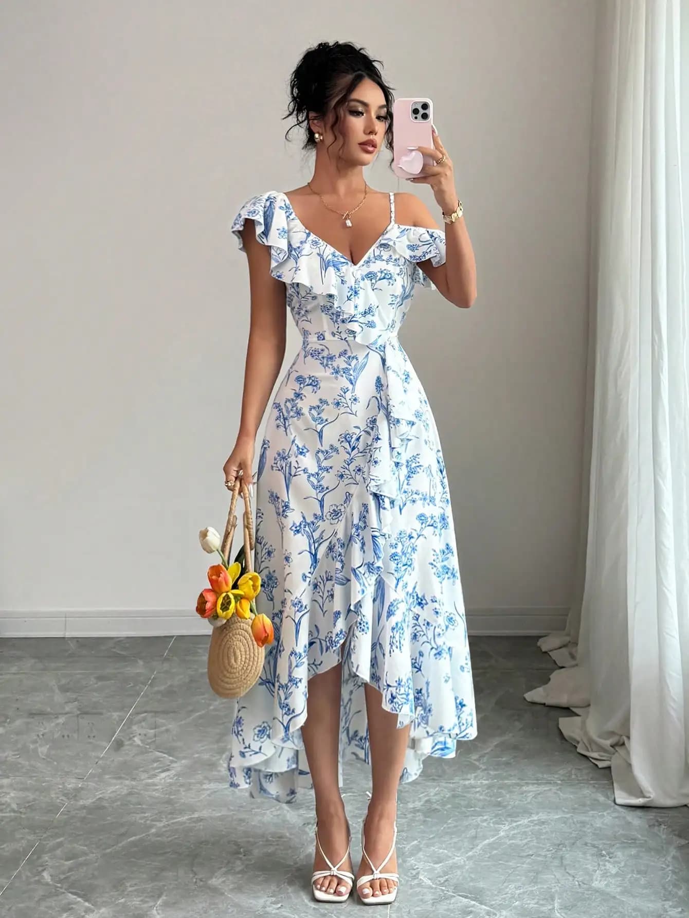 Abito midi asimmetrico con stampa floreale blu, scollo a V, spalle scoperte e orlo a balze