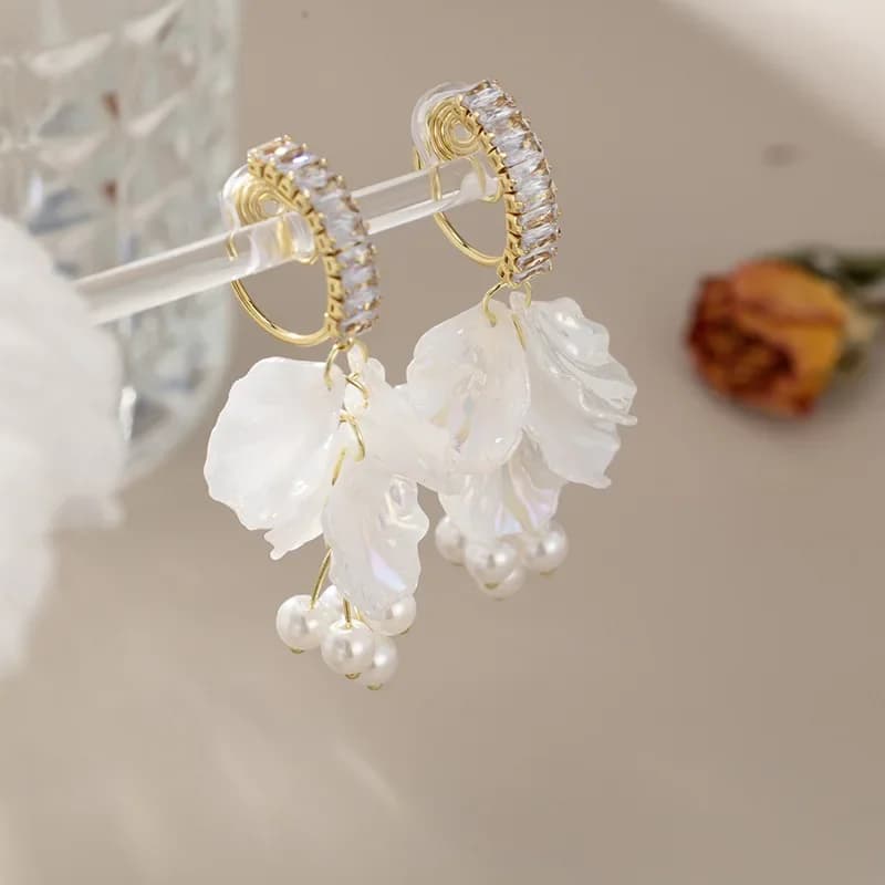 High Sales VolumeSummer French Fashion Shell Petals Clip on Earrings Non Pierced for Women Zircon Pearls Vacation Earrings Beach Party Jewelry