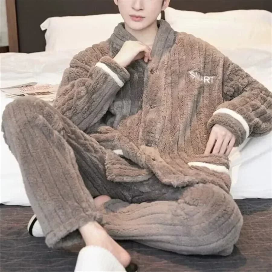 Nuovo Set Pigiama Invernale da Uomo 2026 in Flanella Calda, Cappotto Soffice con Scollo a V + Pantaloni Lunghi, Abbigliamento da Notte Maschile 2 Pezzi, Taglia 3XL