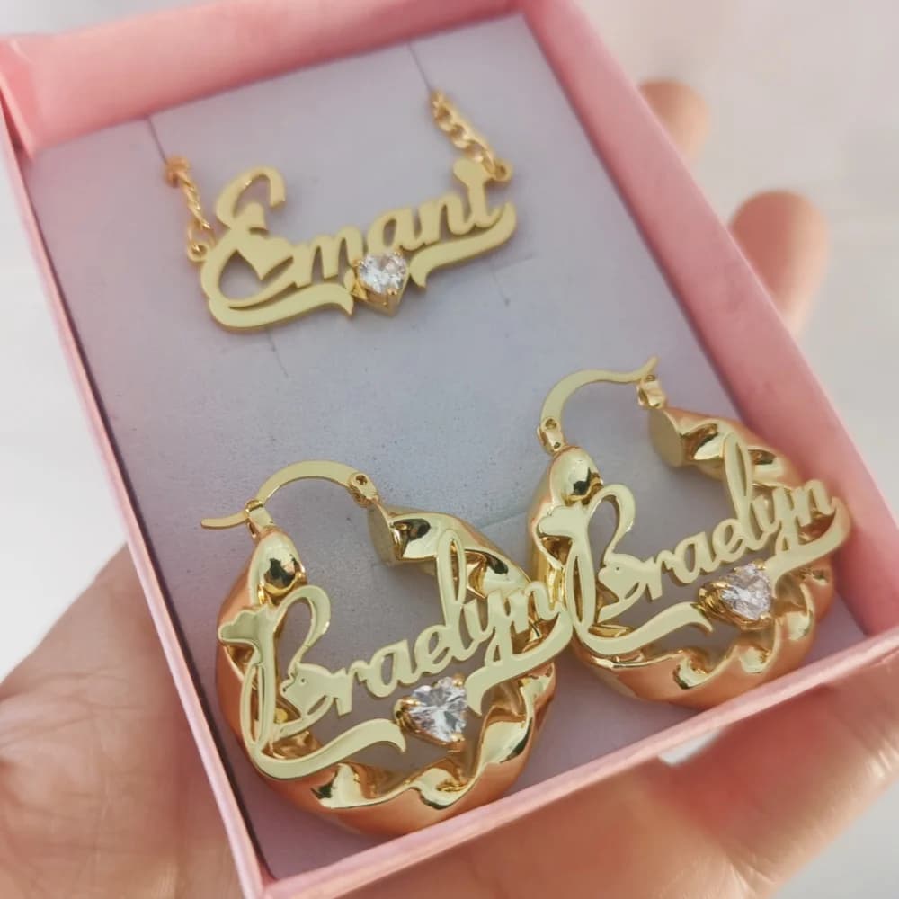 LeeChee Cuore Zircone 30mm Twist Hoop Earloop Cuore personalizzato Targhetta Collana con ciondolo Set di gioielli Regalo di compleanno