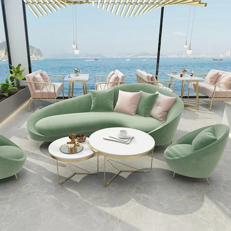 Comodo divano in morbido velluto con gambe in ferro Divani da soggiorno eleganti Divani moderni con braccioli larghi e curvi per decorazioni interne per l'home office