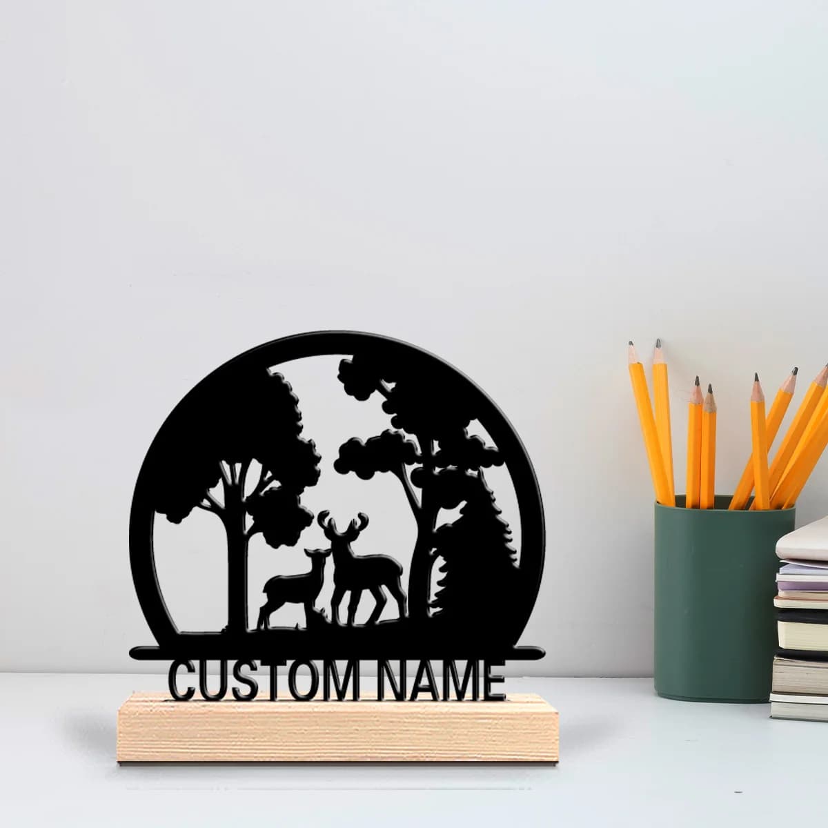 Statua in Metallo Personalizzata con Cervo e Foresta, Decorazione da Tavolo con Base in Legno, Tema Cervi
