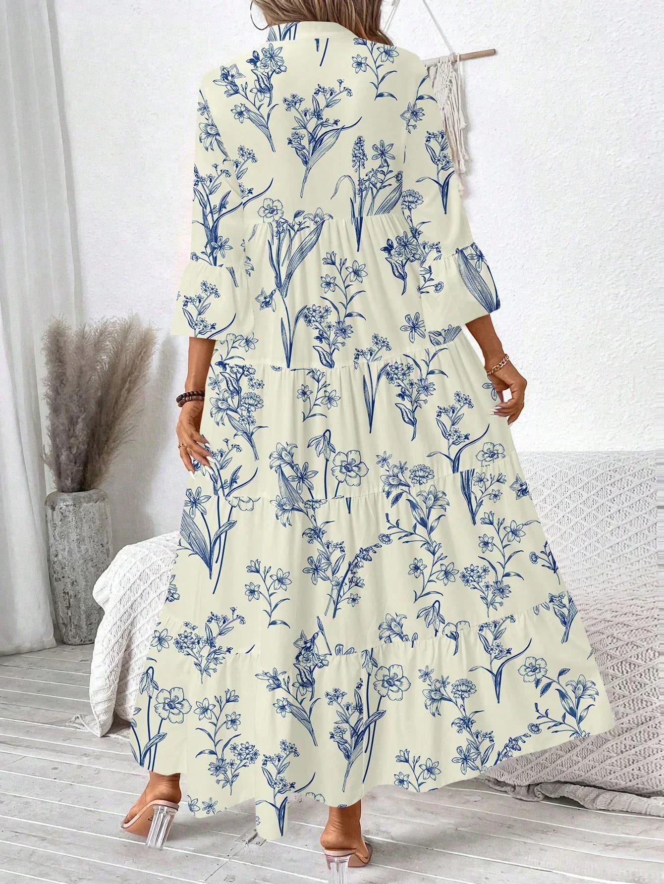 Abito lungo a strati blu con base crema e fiori, maniche a campana, stile boho casual da donna
