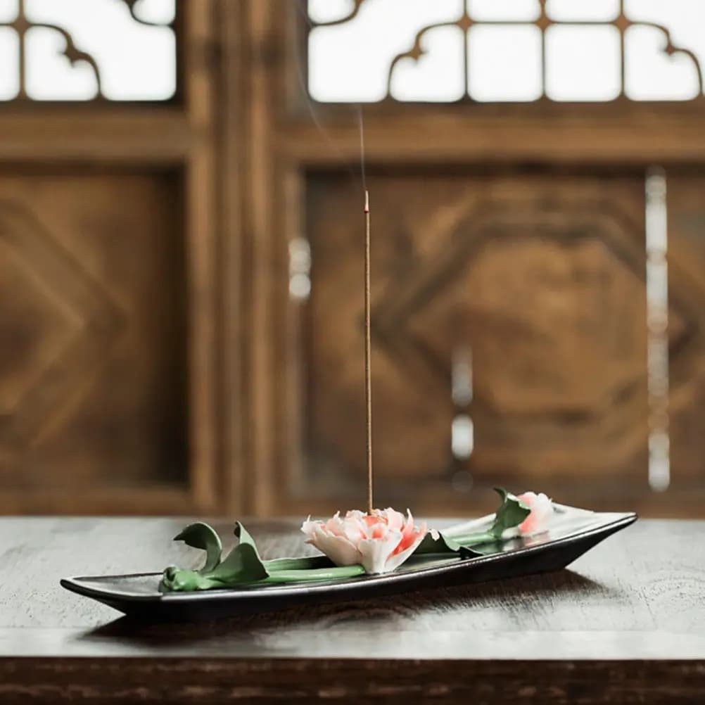 Porta Incenso in Ceramica Artigianale Premium con Design a Peonia, Ornamento da Tavolo per Meditazione, Yoga e Aromaterapia