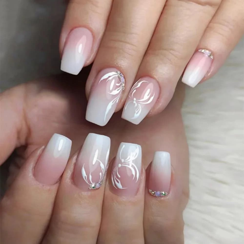 Nuova Collezione 2026: Nail Art Minimalista in Stile Europeo e Americano con Petali Sfumati Rosa e Bianchi e Strass