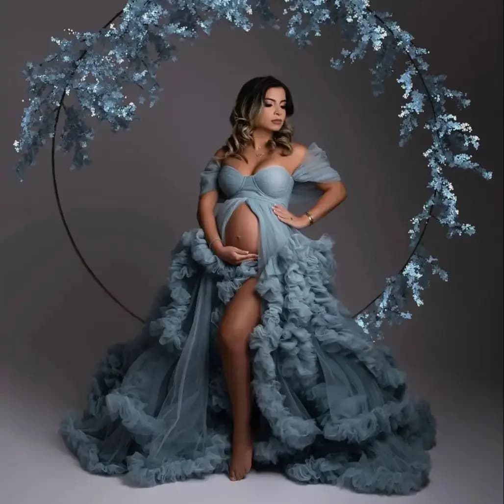 Affascinanti abiti premaman blu per donne incinte con spalle scoperte Sweep Train Abiti da baby shower Abiti da fotografia con volant a strati gonfi