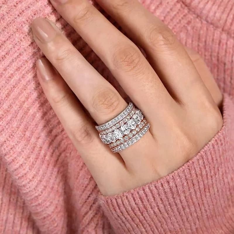Huitan Splendidi anelli da donna Anelli di promessa scintillanti con zirconi cubici completi Accessori da sposa di lusso a fascia larga Nuovi gioielli di moda