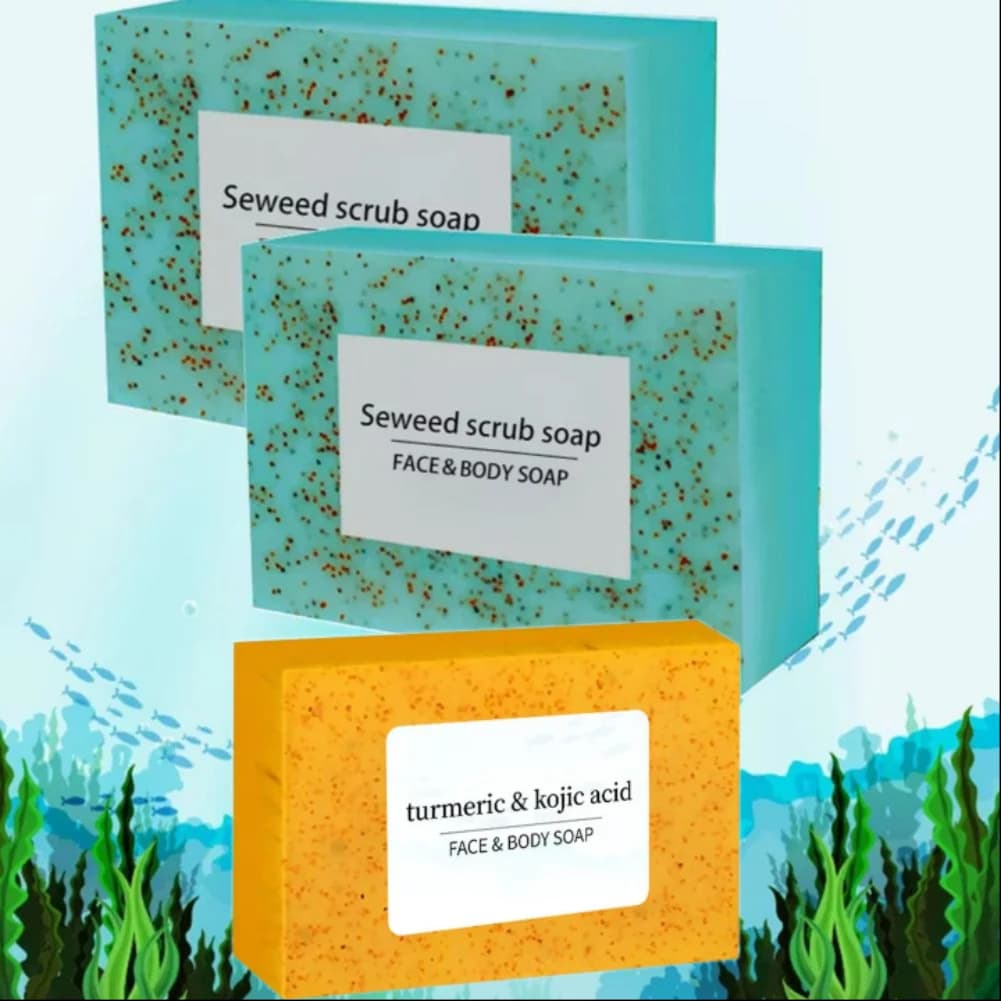 1/2 pezzi di sapone scrub alle alghe da 100 g, ricco di vitamina E. Contiene olio d'oliva, che deterge delicatamente il viso e idrata.