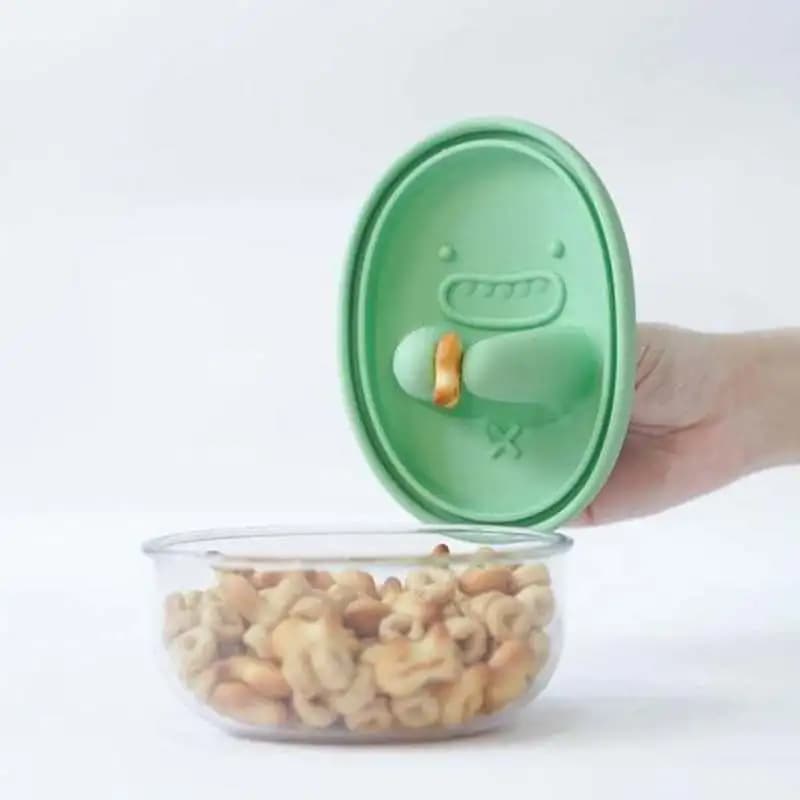 Anti-driving generic snack container with silicone lid, transparent, for children and infants, to store snacks without dirty hands.